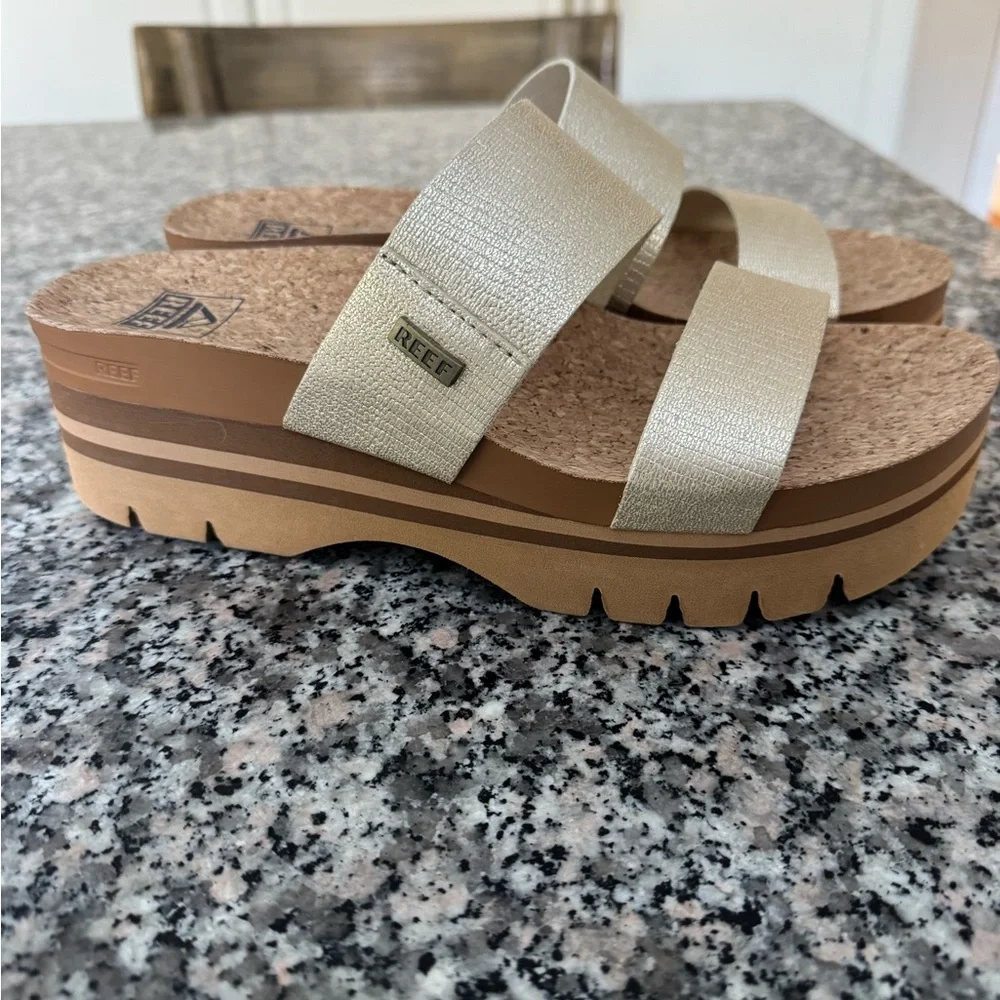 NWOT Reef Cusion Vista Higher Women's Platform Sandals in Gold - Picture 5 of 9